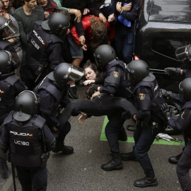 Agentes antidisturbios en la escuela Ramón Llull de Barcelona / EFE