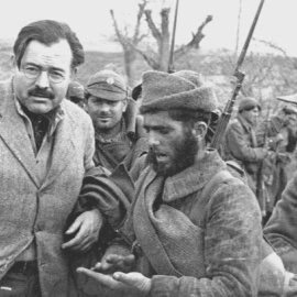 Ernest Hemingway, en el frente de Teruel, en diciembre de 1937.