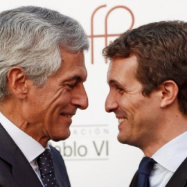 El político y abogado Adolfo Suárez Illana saluda al presidente del PP, Pablo Casado, tras la mesa redonda sobre 'El papel de la Iglesia en una sociedad democrática' organizada por la Fundación Pablo VI y la Conferencia Episcopal. EFE/ SMariscal