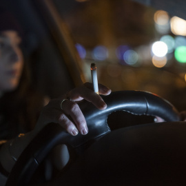 Una persona fuma en un coche, a 9 de diciembre de 2021, en Madrid (España).