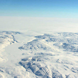 El cráter gigante, provocado por un meteorito de hielo, está oculto bajo el hielo en Groenlandia. / NASA