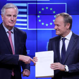 Michel Barnier entrega el borrador del acuerdo del brexit a Donald Tusk en Bruselas. / EFE