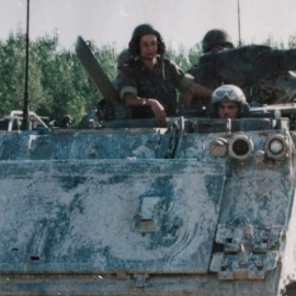 Imagen de Lourdes Cebollero mientras participaba en unas maniobras cuando era miembro del Ejército.