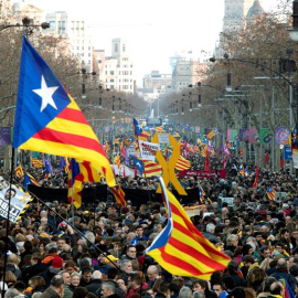 21/02/2019.- Miles de personas abarrotan la Diagonal de Barcelona este jueves en la manifestación unitaria de la jornada de huelga general en Cataluña convocada por el sindicato independentista Intersindical-CSC en protesta por el juicio del 'procés' q