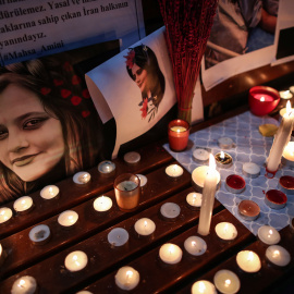 El pueblo iraní enciende velas y sostiene fotografías de la iraní Mahsa Amini durante una protesta en Estambul.