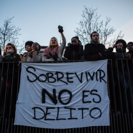 Concentración en la plaza de Nelson Mandela, en el barrio madrileño de Lavapiés, para protestar por la muerte del mantero senegalés Mmame Mbage. JAIRO VARGAS