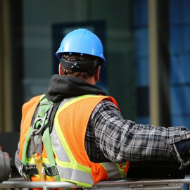 La reforma laboral recortó las indemnizaciones por despido a los trabajadores entre un 26% y un 87%. PÚBLICO