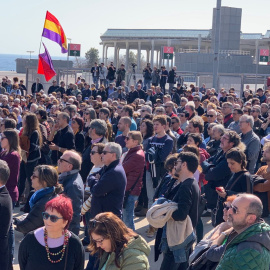 Centenars de persones assisteixen a la inauguració del mur en memòria dels afusellats al Camp de la Bota entre els anys 1939 i 1952. PÜBLIC