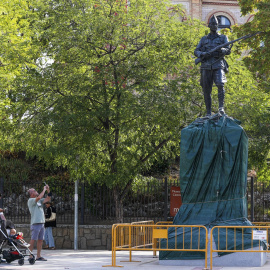 Estatua homenaje a la Legión de Millán-Astray al lado del monumento del pueblo de Madrid a la Constitución de 1976.