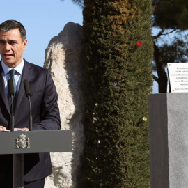 El presidente del Gobierno, Pedro Sánchez, en la localidad francesa de Argèles-sur-Mer, donde ha visitado el Cementerio de los Españoles y el antiguo campo de refugiados españoles, en el marco del viaje oficial del presidente del Ejecutivo al país ve