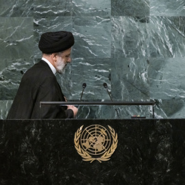 El presidente de Irán, Seyyed Ebrahim Raisi, en el Salón de la Asamblea General en la sede de las Naciones Unidas en Nueva York.