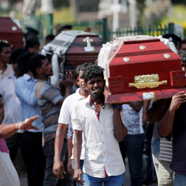 23/04/2019 - Los ataúdes de las víctimas se transportan durante una misa, dos días después de la serie de atentados suicidas con bombas en iglesias y hoteles en Sri Lanka | REUTERS/ Dinuka Liyanawatte