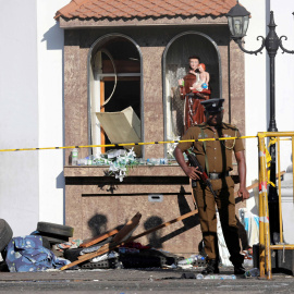 22/04/2019 - Oficiales de policía custodian el Santuario de San Antonio en Colombo, después de los atentados en Sri Lanka | REUTERS/ Athit Perawongmetha