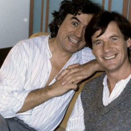 Terry Jones (izda) y Michael Palin de Monty Python posan para la prensa gráfica en 1983. EFE