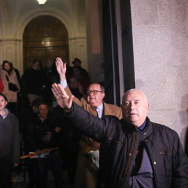 Varias personas realizan el saludo fascista a las puertas de la iglesia de San Francisco de Borja. (A.T)