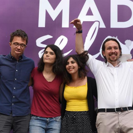 Los dirigentes de Podemos Julio Rodríguez, Íñigo Errejón, Isabel Serra, Pablo Iglesias e Irene Montero, entre otros, durante el acto "Madrid se levanta". EFE/Fernando Villar