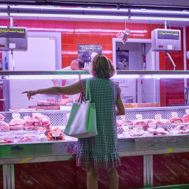 6/8/22 Un estante de carne en el Mercado Municipal de Pacífico, a 6 de agosto de 2022, en Madrid