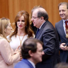 La presidenta del Congreso, la zamorana Ana Pastor, conversa con Silvia Clemente y Juan Vicente Herrera. EUROPA PRESS