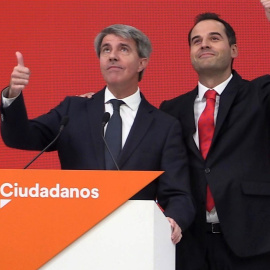 El expresidente de la Comunidad de Madrid Angel Garrido, acompañado por candidato de Ciudadanos (Cs) a la Comunidad de Madrid, Ignacio Aguado, durante la rueda de prensa donde ha anunciado  su incorporación a lista del partido naranja en la Asamblea de 