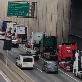 Cientos de camiones en su marcha lenta por la Ronda Litoral de Barcelona.@skalistrao