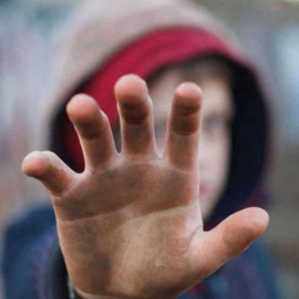 Un niño extiende su mano contra los abusos.