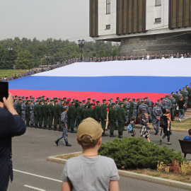 22/08/2022. Soldados rusos sostienen la bandera de su país en el Día Nacional de la Bandera de Rusia, a 22 de agosto de 2022 en Moscú.