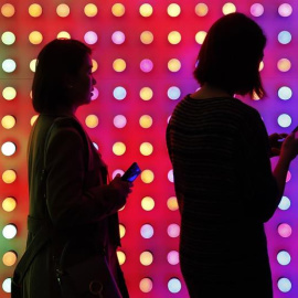 Dos visitantes visitan un juego de luces en el stand de la multinacional china Xiaomi dentro del Mobile World Congress inaugurado hoy en Barcelona y en el que se esperan mas de 100.000 visitantes profesionales en los cuatro dias de duración. EFE/ Andreu 