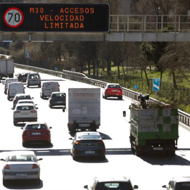 El Ayuntamiento de Madrid recupera el escenario 1 del protocolo anticontaminación, con lo que la velocidad de circulación en la M-30 y en las vías de acceso en el interior de la M-40, en ambos sentidos, queda limitada a 70 kilómetros por hora. /EFE