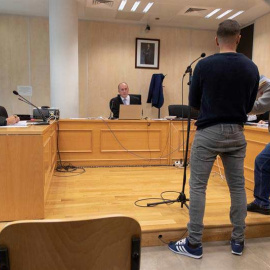 Ángel Boza, miembro de la Manada condenado junto al resto a nueve años de prisión por abusos sexuales a una joven en los Sanfermines del 2016, durante el juicio por el robo de las gafas. (JULIO MUÑOZ | EFE)