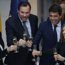 El ministro de Transportes, Óscar Puente, el president de la Generalitat, Carlos Mazón (2º d), la delegada del Gobierno, Pilar Bernabé (d), y la presidenta de la Autoridad Portuaria, Mar Chao, brindan tras el encuentro en el que las autoridades valenc