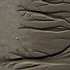 Un pellet en la playa de Cirro, A Coruña.- EFE/Cabalar