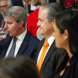 El expresidente de la Comunidad de Madrid y candidato de Ciudadanos a diputado en la Asamblea regional, Ángel Garrido (izquierda), asiste a un desayuno informativo protagonizado por el líder de la formación naranja, Albert Rivera. (EMILIO NARANJO)