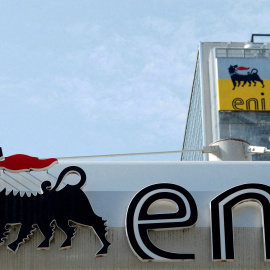 El logo de la compañía energética italiana Eni se ve en una gasolinera en Roma, Italia, el 30 de septiembre de 2018.