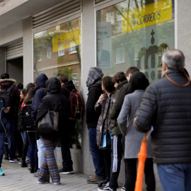 25/04/2019.- Decenas de personas hacen cola en una oficina de Correos de la capital, para poder votar por correo en las elecciones del próximo 28A. / EFE - Carlos Pérez