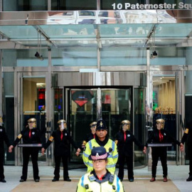 Imagen cedida por el grupo ecologista Extinction Rebellion (XR) que muestra a varios activistas bloqueando la entrada del edificio de la Bolsa de Valores de Londres. (TOM MORTON | EFE)