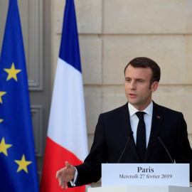 El presidente francés Emmanuel Macron y la canciller alemana Angela Merkel (no aparece en imagen) ofrecen una rueda de prensa en el Palacio del Elíseo, este miércoles, en París, Francia. Macron y Merkel cerraron este miércoles la puerta a toda renego