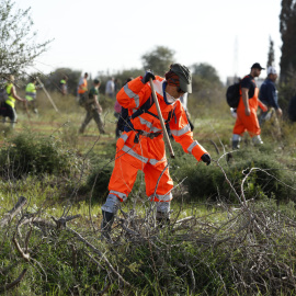 Un grupo de voluntarios rastrea los alrededores de la localidad de Torrent, València, tras la DANA.