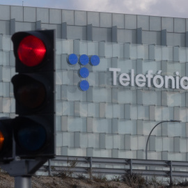 Un semáforo en rojo cerca de la sede operativa de Telefónica, en la zona norte de Madrid. E.P./Eduardo Parra / Europa Press