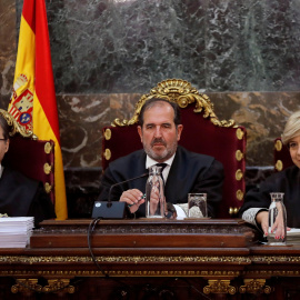 Los magistrados Andrés Martínez Arrieta (c), Andrés Palomo (i) y Ana Ferrer durante la vista pública que el Tribunal Supremo celebra hoy para deliberar los recursos de casación presentados contra la sentencia que confirmó la pena de nueve años de p