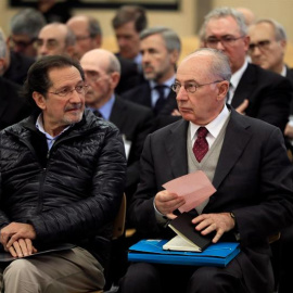 El expresidente de Bankia Rodrigo Rato (d) junto al exconsejero de Caja Madrid José Antonio Moral Santín (i), durante la primera sesión del juicio por la salida a Bolsa de la entidad en 2011 que se celebra en la Audiencia Nacional de San Fernando de He