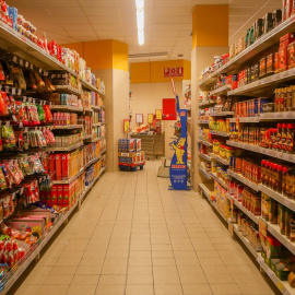 Imagen de archivo de un pasillo de un supermercado de Madrid (España).