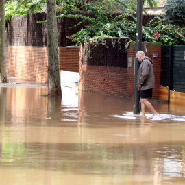 Veí en un carrer inundat de Castelldefels