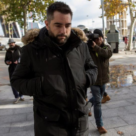 26/11/2018.-El titular del Juzgado de Instrucción número 47 de Madrid ha citado a declarar este lunes como investigado al humorista Dani Mateo, en la imagen a su llegada al juzgado, por sonarse la nariz con la bandera de España en una escena del progra