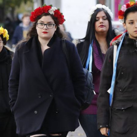 Absueltas las dos activistas de Femen que se encadenaron al altar de la Almudena | EFE