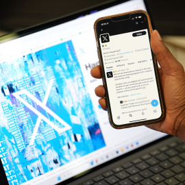 El perfil de la red social X en versión móvil y escritorio.