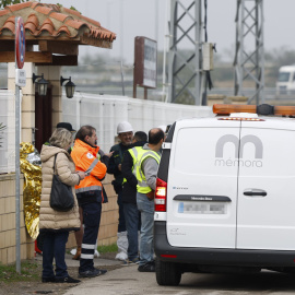 Miembros de los servicios de emergencia a las puertas de una residencia de mayores en Villafranca de Ebro, a 15 de noviembre de 2024.