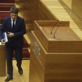 El presidente de la Generalitat Valenciana, Carlos Mazón, durante una sesión plenaria, en Les Corts Valencianes.