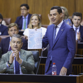 El presidente de la Junta de Andalucía, Juanma Moreno, contesta a las preguntas de la sesión de control el secretario general del PSOE de Andalucía y Portavoz del Grupo Parlamentario Socialista, Juan Espadas