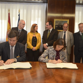 La ministra de Industria, Reyes Maroto, y el presidente del Grupo Networks Steel, Óscar Heck, firman un acuerdo para el mantenimiento de la actividad industrial en las instalaciones de Vestas en Villadangos del Páramo (León).