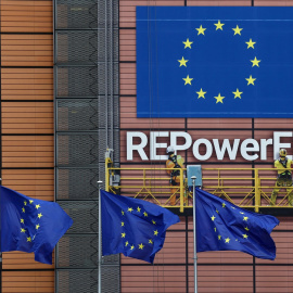 Banderas de la UE delante de la sede de la Comisión Europea en Bruselas. REUTERS/Yves Herman